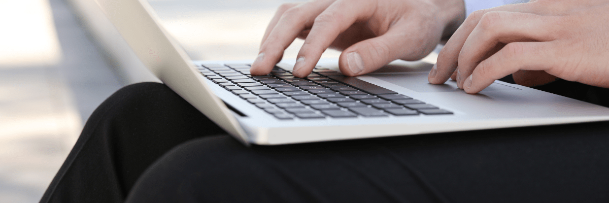 genoux et ordinateur